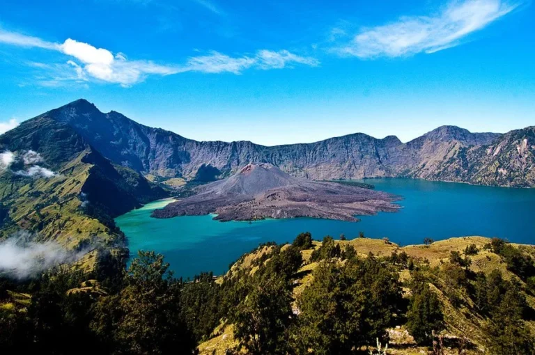 5 Gunung Tertinggi di Indonesia Selain Semeru, Sudah Tahu Semua?